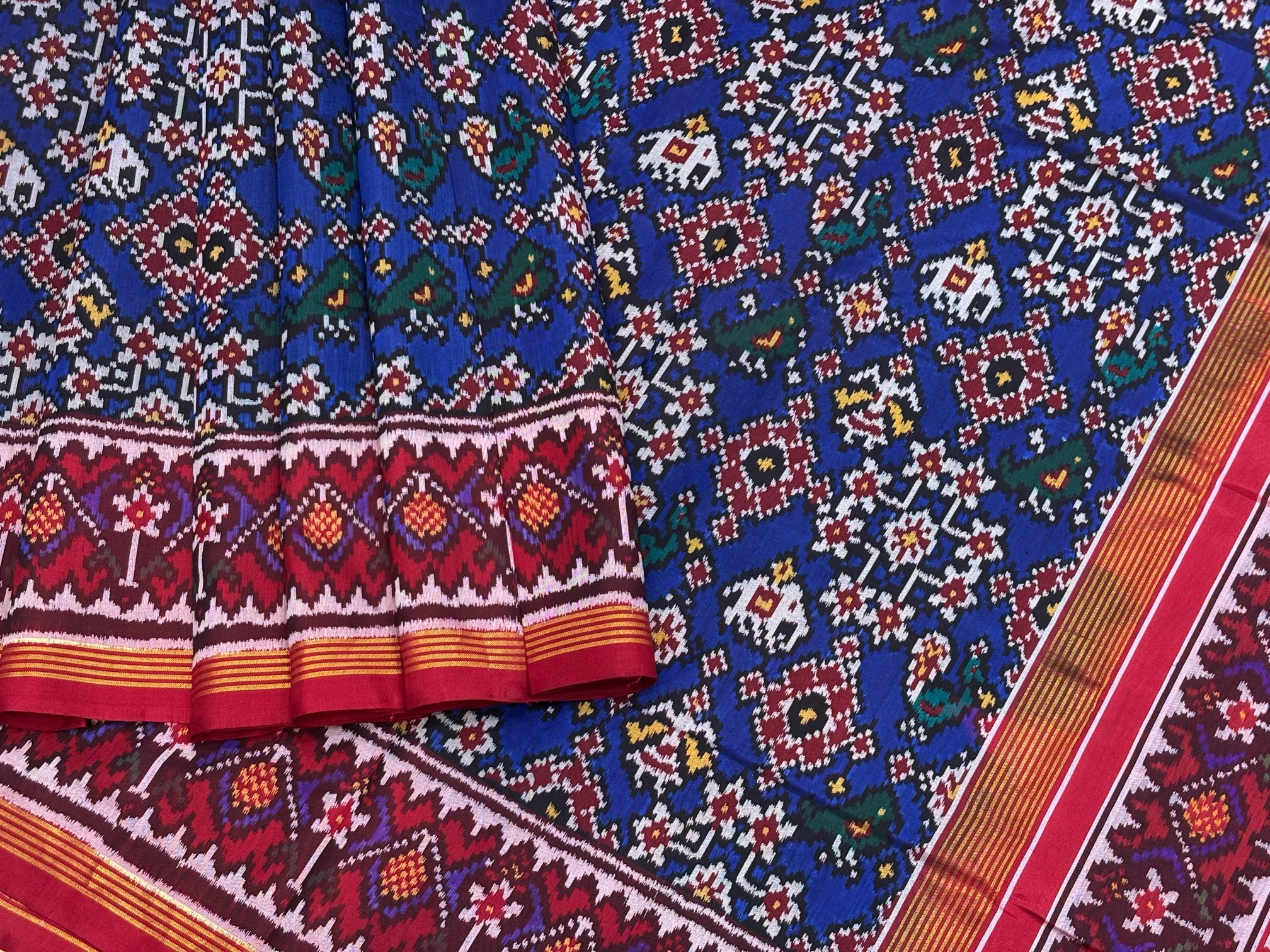 Red & Blue Navrtna With Narikunj Designe Patola Saree - Image 3