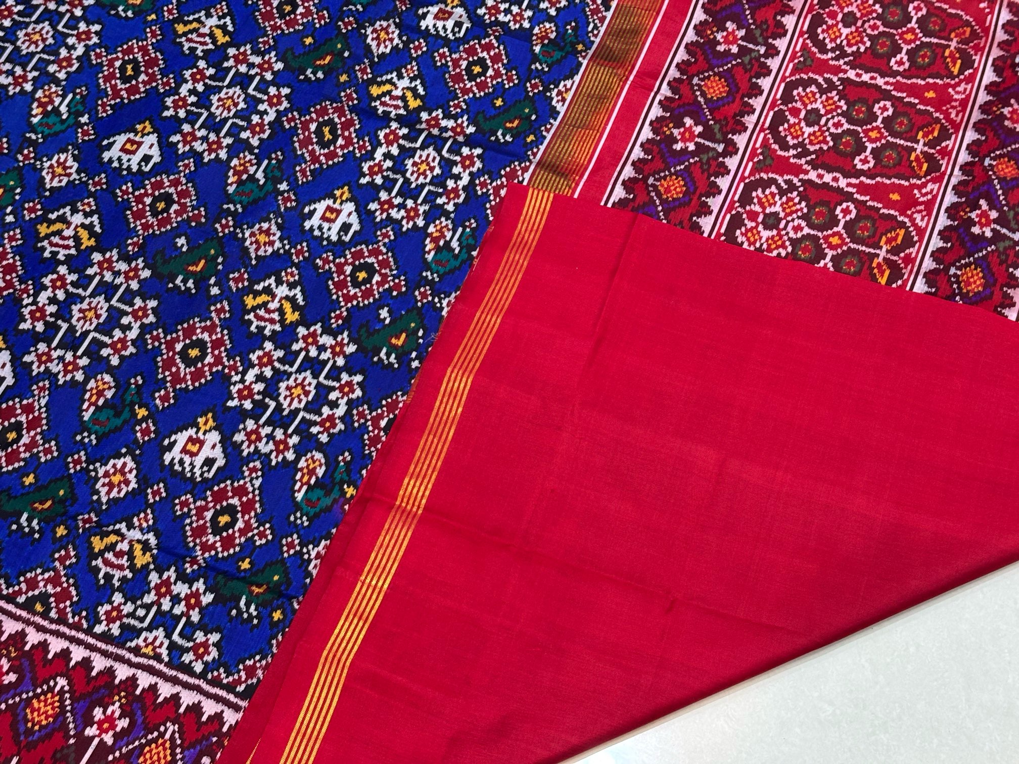 Red & Blue Navrtna With Narikunj Designe Patola Saree - Image 6