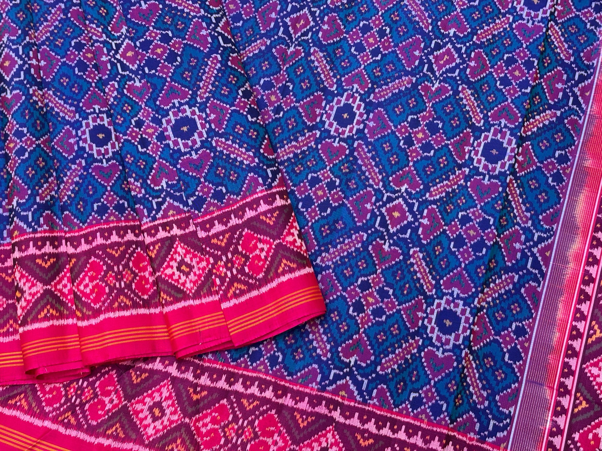 Pink & PeacockGreen Manekchowk Designe Patola Saree - Image 3